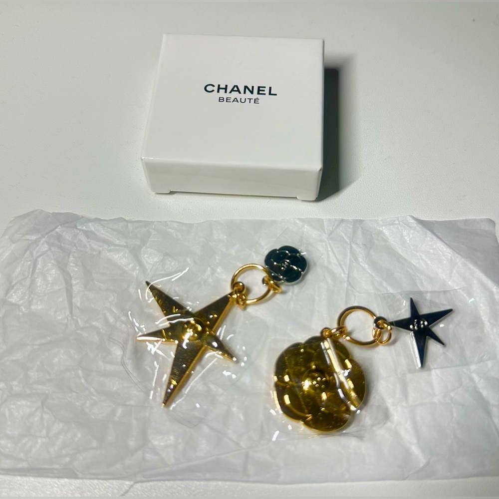 CHANEL Christmas 2025 Holiday Edition Charm Set NWB GWP - Picture 3 of 7